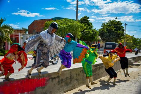 “El Baile de las Aves” - Una Explosión de Color y Movimiento en la Noche Nigeriana