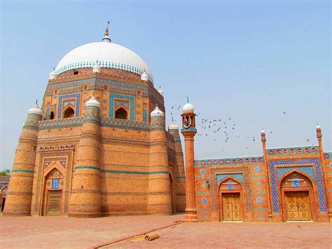   La Mezquita de Multan: Un Viaje Místico al Corazón del Mughal