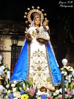 ¿La Virgen de la Paz? Un Retrato Devoto de Belleza Celestial y Tenderness