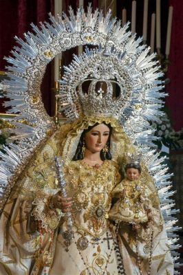 “La Virgen del Rosario” – Un Triunfo de Luz Divina y Color Extravagante!